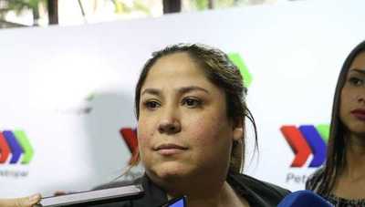 En medio de sospechas por corrupción Patricia Samudio presenta su renuncia | Noticias Paraguay
