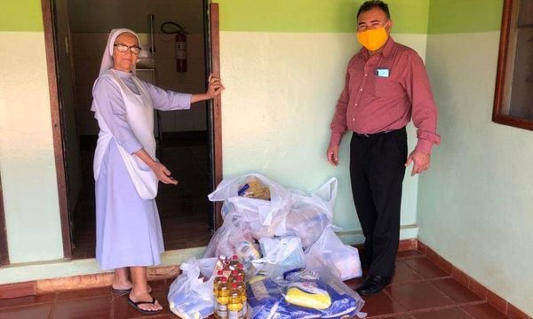 Fiscal y funcionarios entregan alimentos a hogares de niños y ancianos en CDE