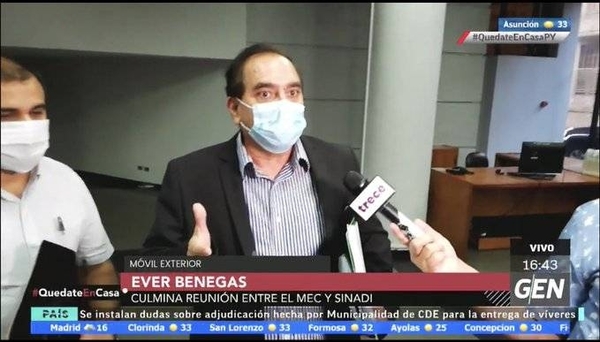 HOY / Miguel Mareco, del Sindicato Nacional Directores, tras la culminación de la reunión con el ministro de Educació, Eduardo Petta