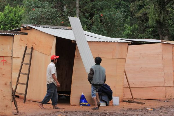 Vigilia permanente para que damnificados no ocupen la plaza Patricio Escobar - Paraguay Informa