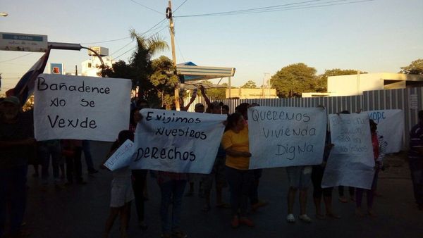 Bañadenses se manifiestan y cierran ingreso a Costanera - Paraguay Informa