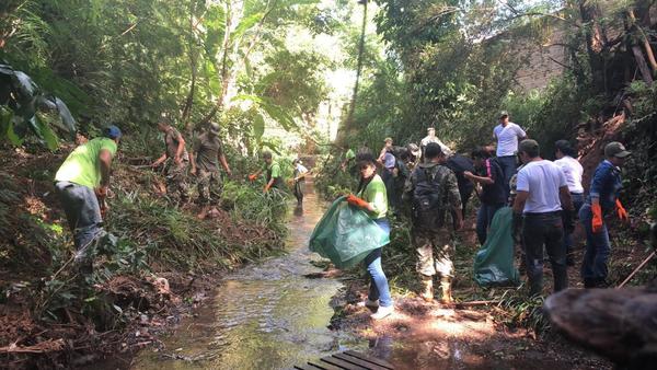Facilandia se sumo al Basurachallenge limpiando el arroyo Yvyra’i - Paraguay Informa