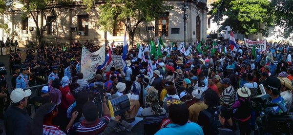 Campesinos vuelven a sus comunidades tras acuerdo con el Gobierno - Paraguay Informa