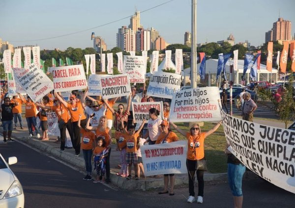 Escraches contra Bacchetta no cesan a pesar de la lluvia - Paraguay Informa