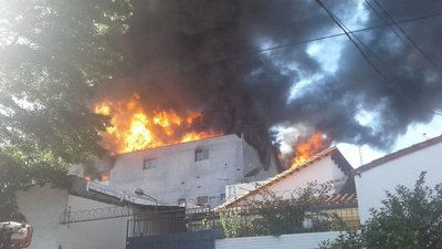 Incendio consume depósito en zona del Mercado 4 - Paraguay Informa