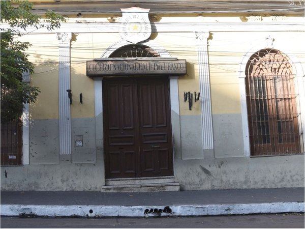Gobierno estudia suspender clases presenciales por todo el año