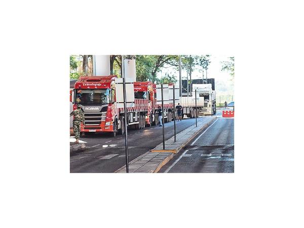 CDE: 81 esperan pasar el puente