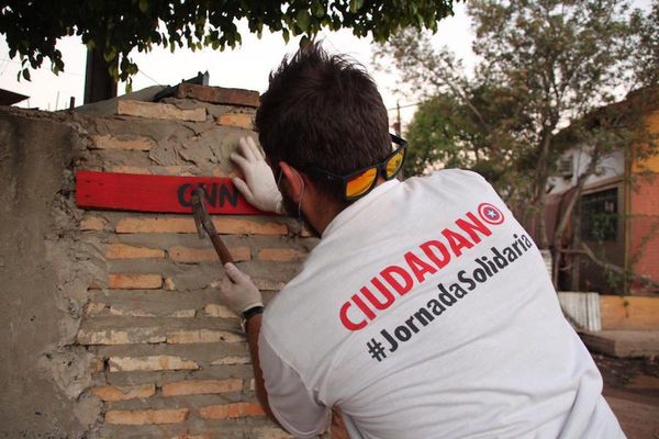 Escuela Solidaria urbaniza a familias