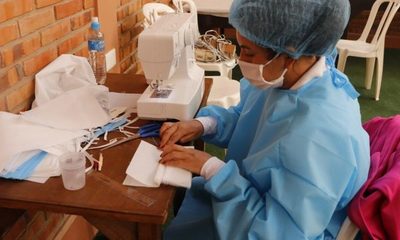 Funcionarios electorales fabrican tapabocas y lavamanos