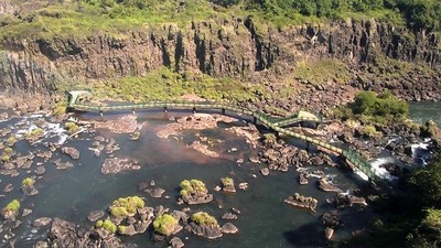 LEVE aumento del caudal de AGUA en las CATARATAS que siguen CERRADAS
