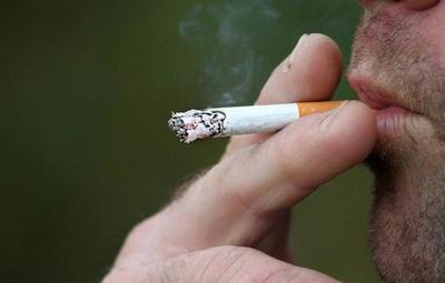 Advierten que fumar aumenta el riesgo de contraer una forma grave de Covid-19