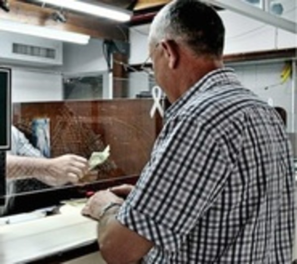 Inicia pago de subsidio a trabajadores suspendidos - Paraguay.com