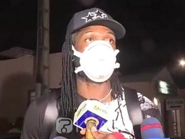 Adebayor sienta postura respecto a las donaciones