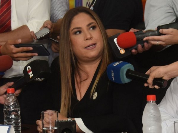 Mario Abdo acepta la renuncia de Patricia Samudio a Petropar