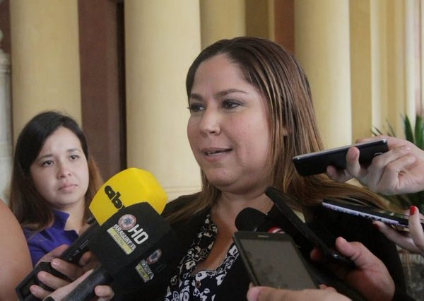 Tras escándalo, renuncia Patricia Samudio
