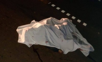 Muere tras ser embestido por motociclista y arrollado por un camión