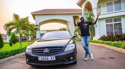 Adebayor responde a críticas y dice que no dona