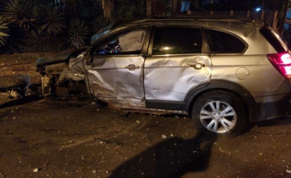 Camioneta derriba una columna tras ingresar de contramano