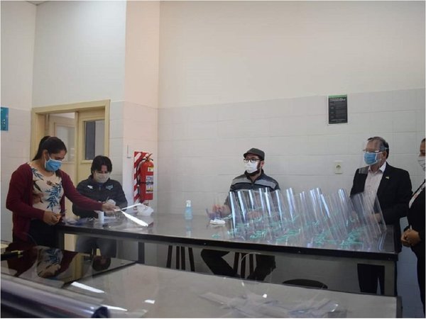 Fabrican protectores faciales en la Universidad de Villarrica 