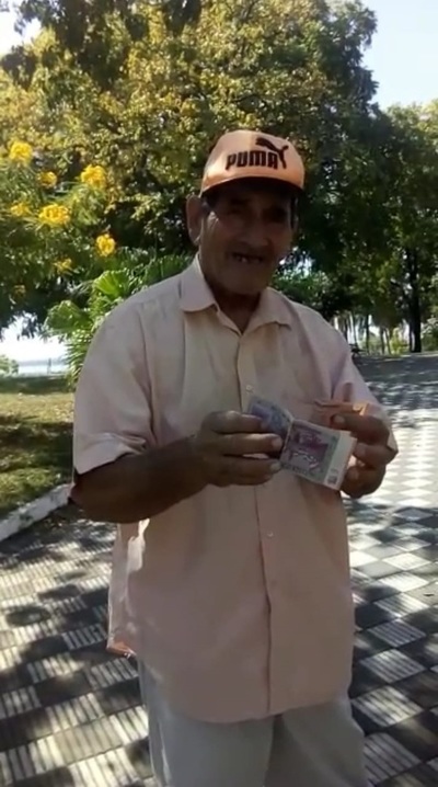 Vendedor de helados de la tercera edad clama por asistencia