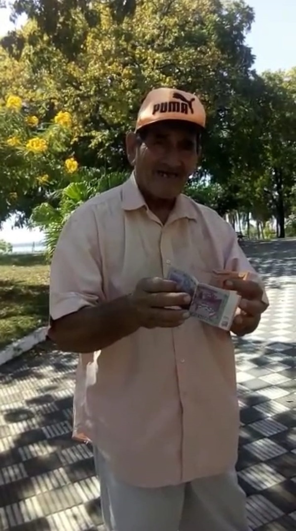 Vendedor de helados de la tercera edad clama por asistencia