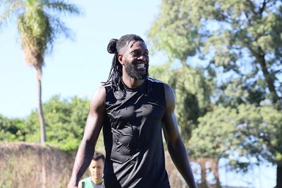 Adebayor asegura su regreso a Paraguay