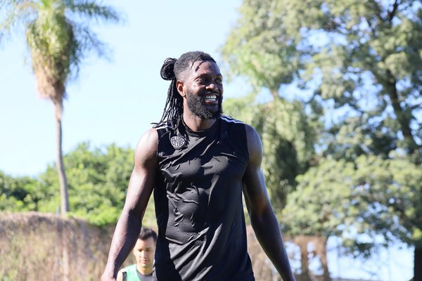 Adebayor asegura su regreso a Paraguay