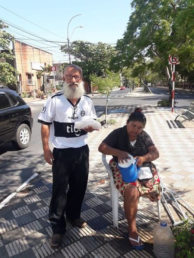 Desamparada, pareja de ancianos sobrevive la pandemia en una carpa - Nacionales - ABC Color