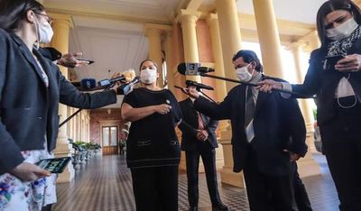 Médico de Petropar desmiente a Samudio sobre agua tónica “anticoronavirus” - Nacionales - ABC Color