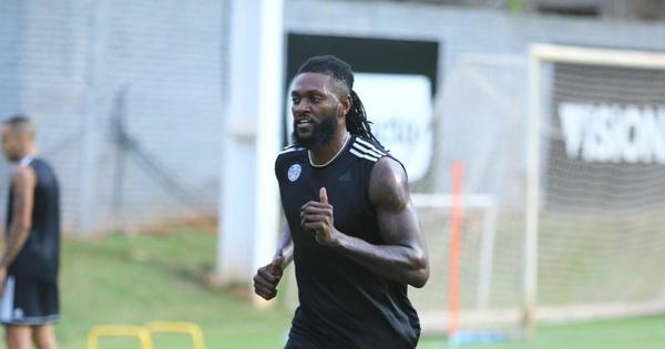 Adebayor dijo que no donará ante crisis por la pandemia