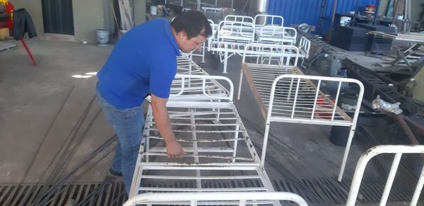 Herrero solidario repara camas en desuso para Hospital de Caazapá