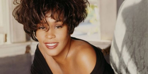 HOY / Hollywood llevará al cine la vida de Whitney Houston