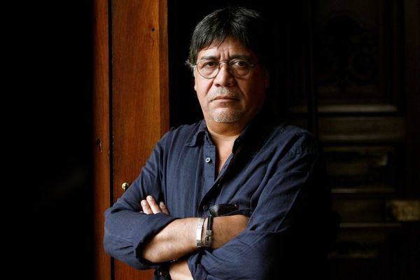 Vecinos de Gijón homenajean a Sepúlveda agitando libros desde sus ventanas - Literatura - ABC Color