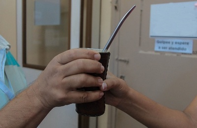 Bombilla, vasos, cubiertos y hasta los besos pueden transmitir coronavirus