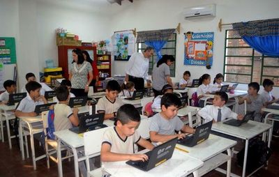 “Una computadora por niño” permite que las clases sigan para 17.000 alumnos en Caacupé - Nacionales - ABC Color
