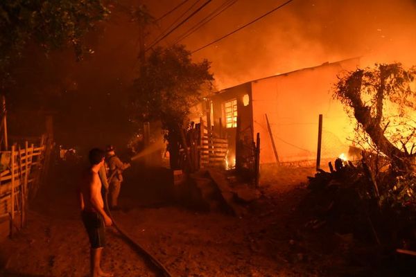 Fuego destruye al menos cinco viviendas en Trinidad - Nacionales - ABC Color
