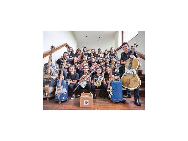 Músicos de Cateura comprometidos con una noble causa