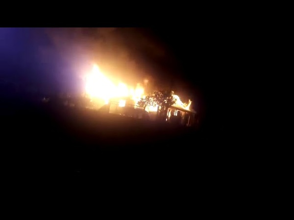 VORAZ INCENDIO CONSUME VIVIENDA Y AUTOMOVIL DE UN DOCENTE EN EDELIRA KM 49