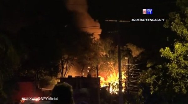 Incendio consume 5 viviendas precarias en Trinidad | Noticias Paraguay