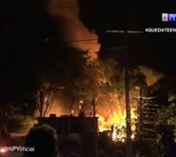 Incendio consume 5 viviendas precarias en Trinidad - Paraguay.com