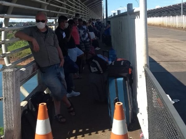 Covid-19: Diariamente llegan unos 180 paraguayos hasta el Puente de la Amistad