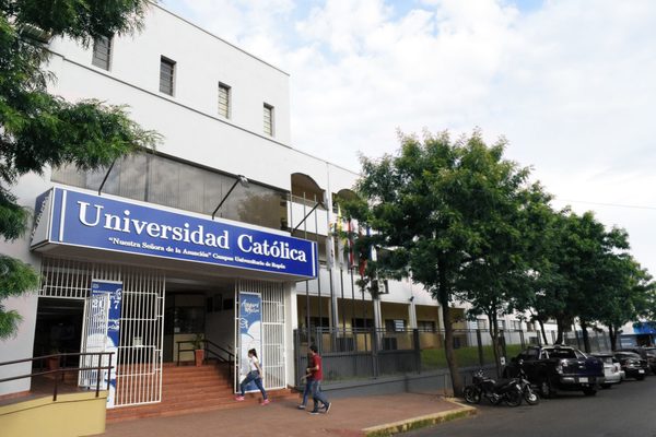 LA UNIVERSIDAD CATÓLICA ES GALARDONADA CON EL PREMIO TOP OF MIND POR 4TO AÑO CONSECUTIVO