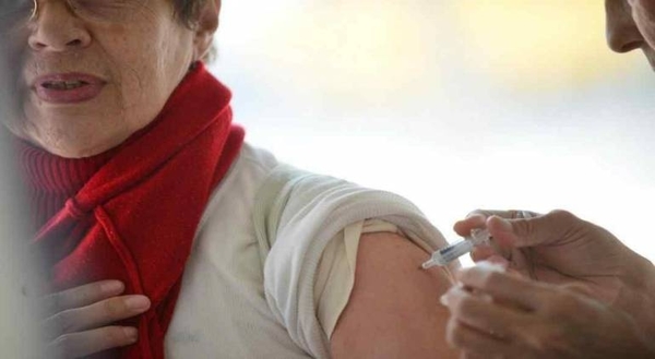 HOY / Vacunación en Luque: mala organización genera una peligrosa aglomeración