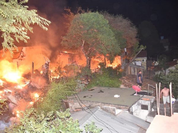 Incendio de gran magnitud afecta a viviendas en Asunción