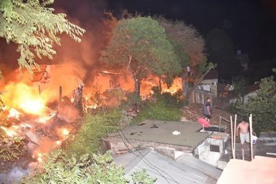 Luego de varias horas, bomberos lograron controlar gran incendio en Trinidad - ADN Paraguayo