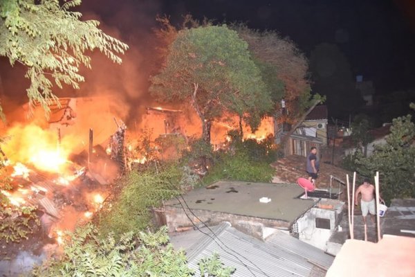 Luego de varias horas, bomberos lograron controlar gran incendio en Trinidad - ADN Paraguayo
