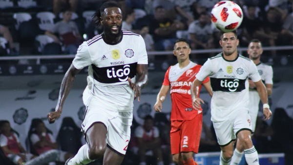 Emmanuel Adebayor confirmó su retorno al país