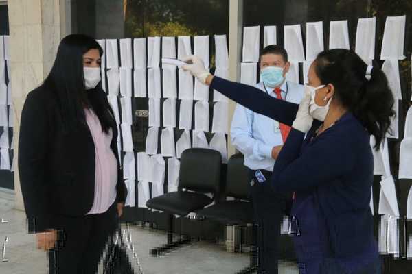 Del Pilar Medina acude a audiencia de imposición de medidas y sostiene que no violó la cuarentena » Ñanduti