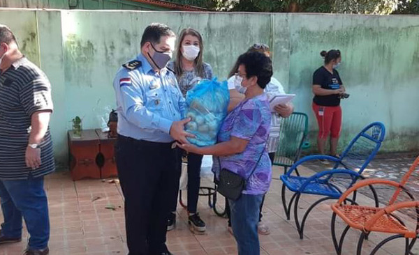Subcomandante de la policía realiza donativos en Horqueta