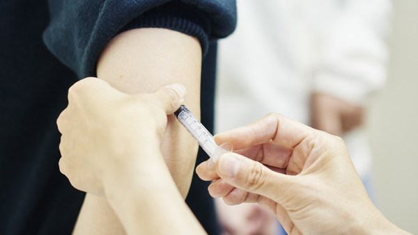Las primeras personas se someten a las pruebas clínicas de una vacuna contra el coronavirus en el Reino Unido - Digital Misiones